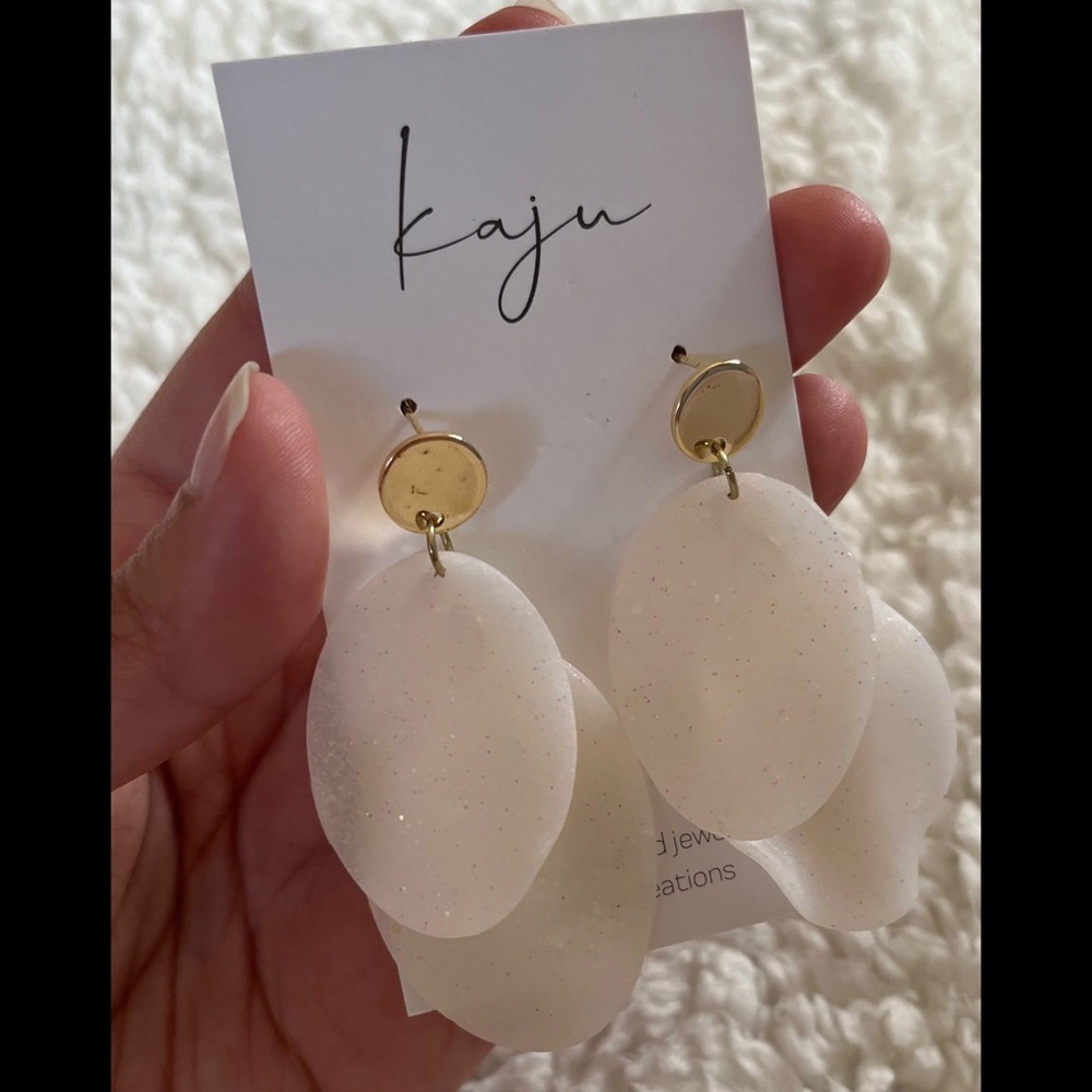 ✨ 2x HP ✨ Gold and Cream ✨ Petal Earrings ✨